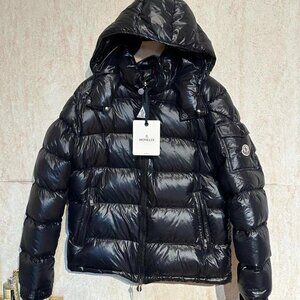Moncler down jacket upper body workmanship is very good, goose down is large and